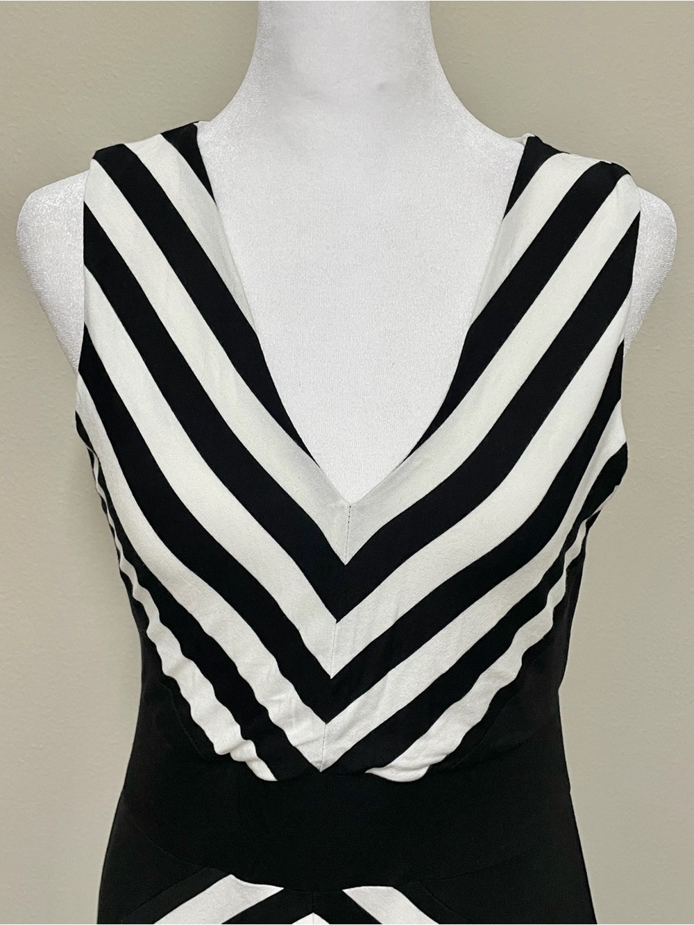 Calvin Klein Black and White Chevron Stripe Maxi Dress Size 4 - Picture 3 of 16